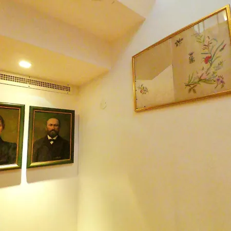 Historic Piazza House & Romantic Hidden Garden Apartment *