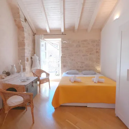 Historic Piazza House & Romantic Hidden Garden Apartment
