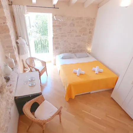 Historic Piazza House & Romantic Hidden Garden Apartment
