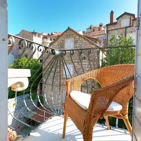 Historic Piazza House&romantic Hidden Garden Hvar Town
