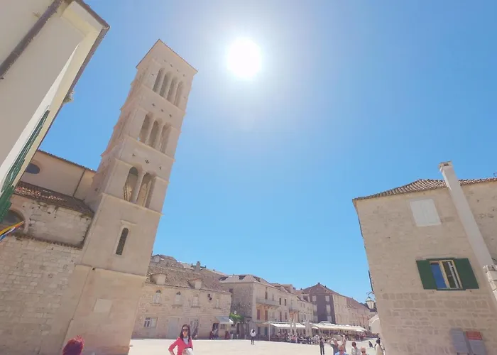 Historic Piazza House & Romantic Hidden Garden Apartment Hvar Town